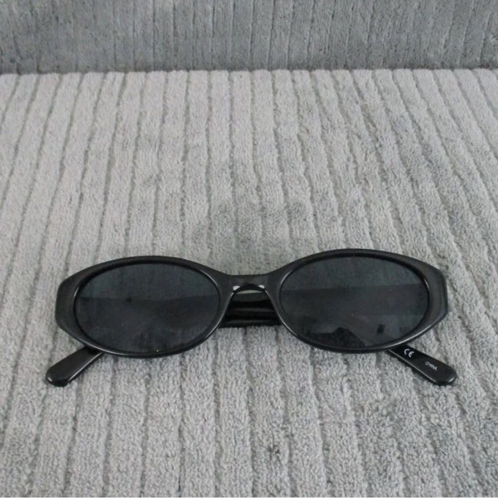 Chic Black Oval Sunglasses